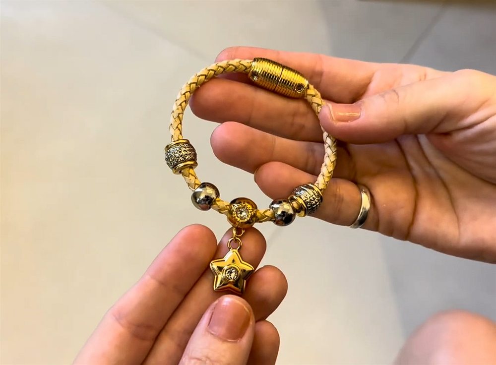Pulseira em couro com pingente de estrela