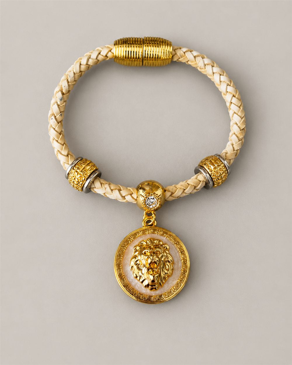 Pulseira em couro com pingente de leão