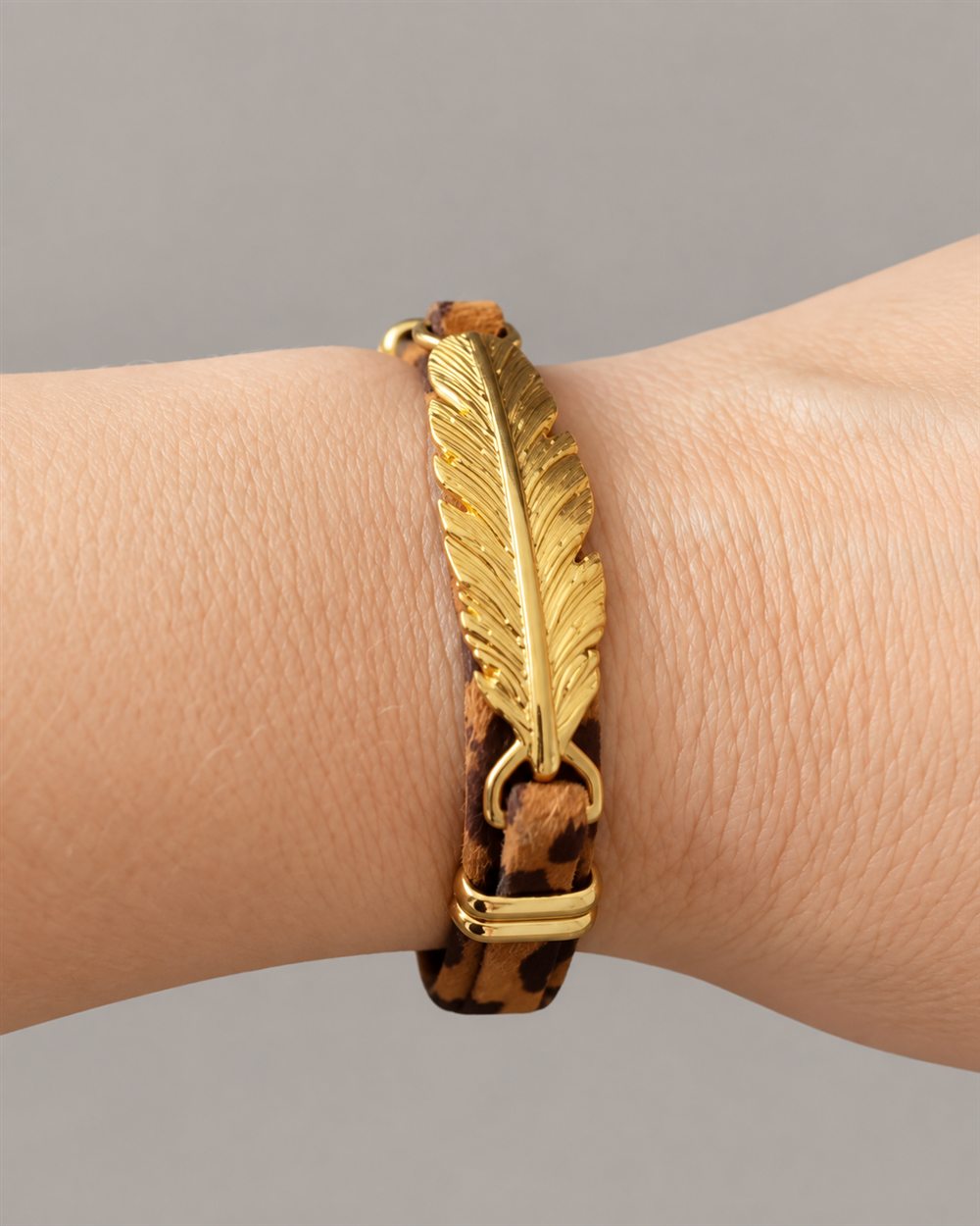 Pulseira em couro com detalhe de pena