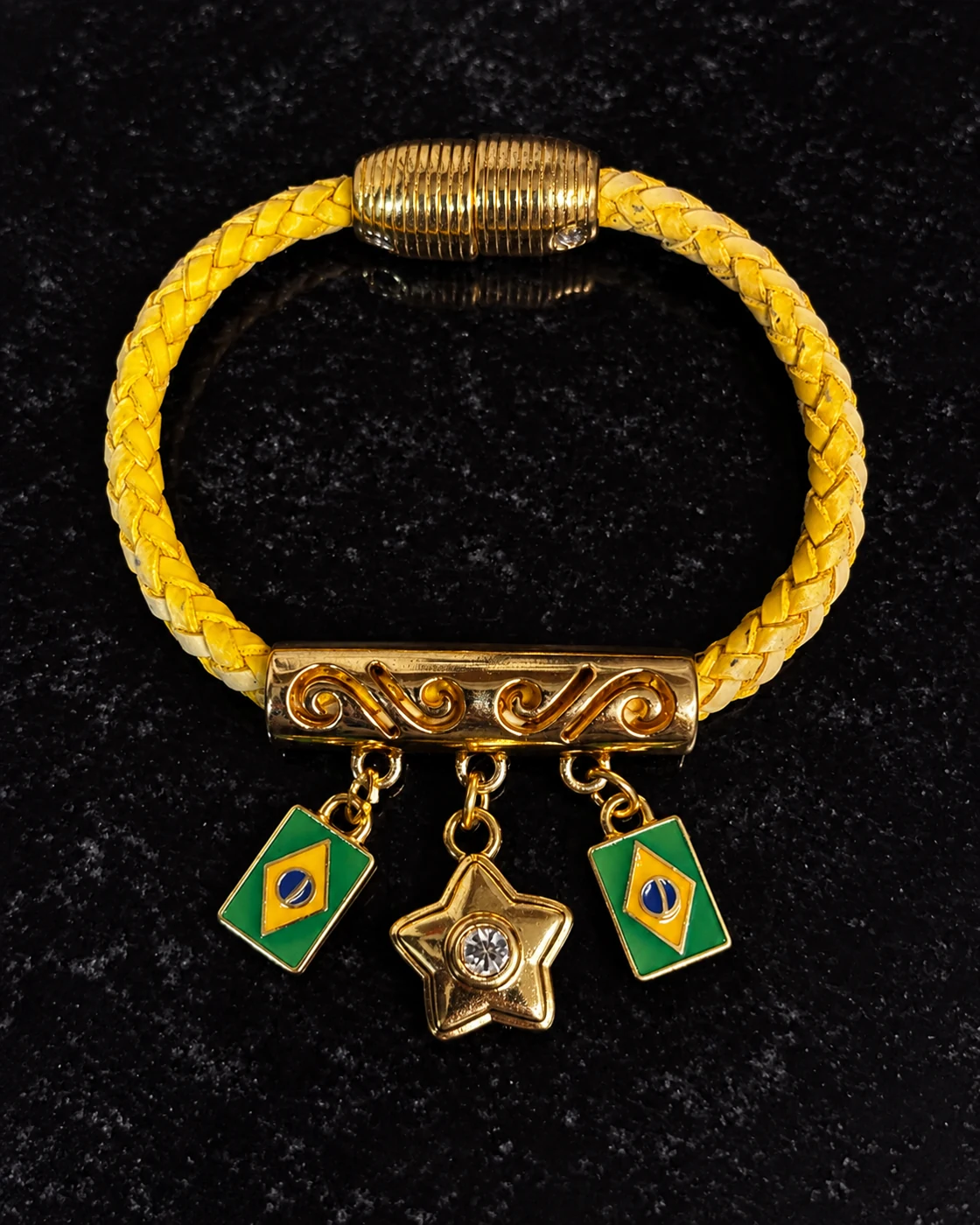 Pulseira amarela com pingentes do Brasil