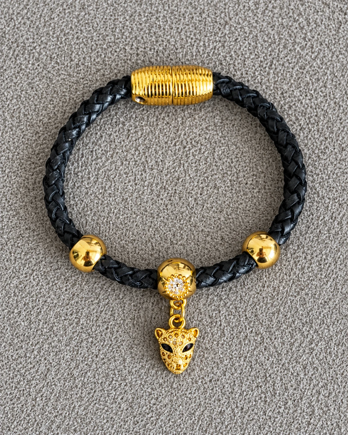 Pulseira preta trançada com pingente dourado