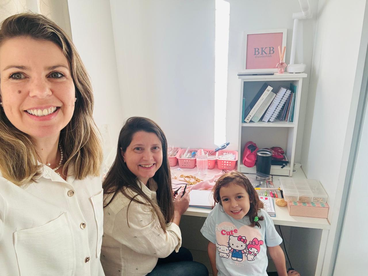 Rebeka no ateliê BKB durante uma atividade