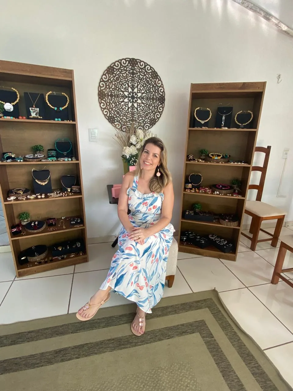 Rebeka Bastos diante de seu acervo de acessórios
