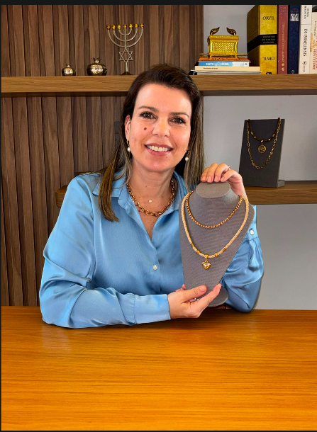 Rebeka Bastos apresentando uma peça criada em seu ateliê