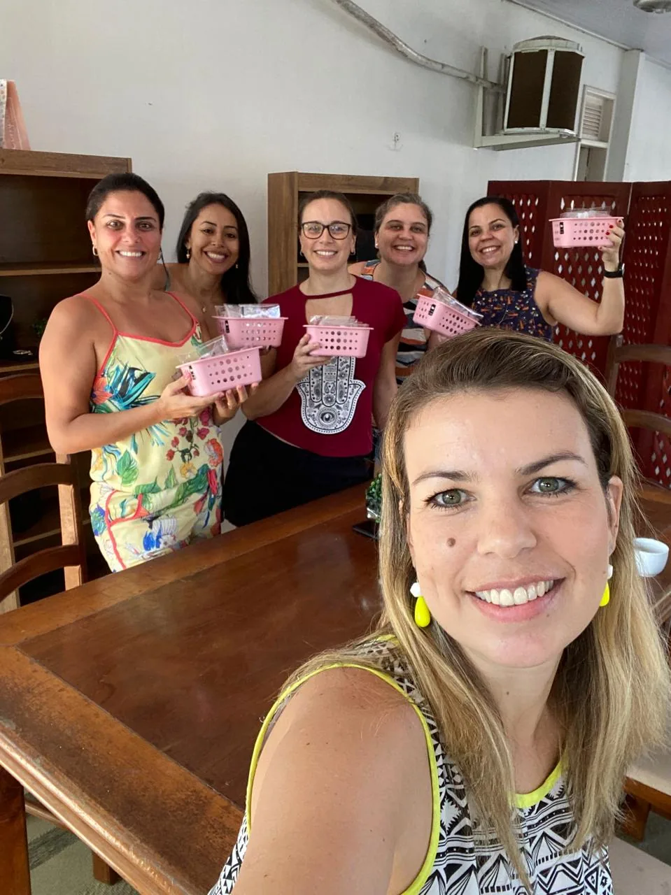 Rebeka e alunas após uma aula prática de criação